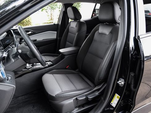 Used 2024 Chevrolet Trax LT w/ Driver Confidence Package FWD image 8