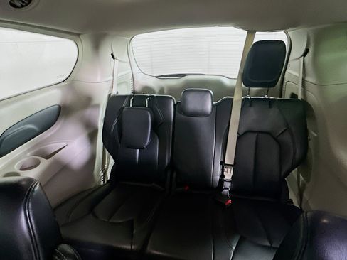 Used 2024 Chrysler Pacifica Touring-L image 28