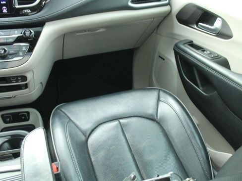 Used 2017 Chrysler Pacifica Limited image 14