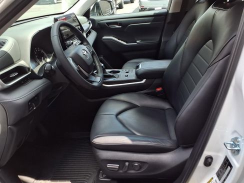 Certified 2024 Toyota Highlander XLE FWD image 17