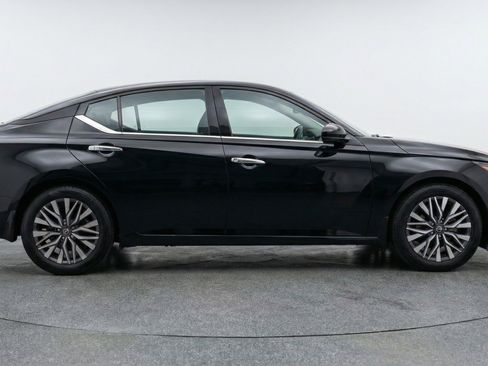 Used 2025 Nissan Altima 2.5 SV image 11