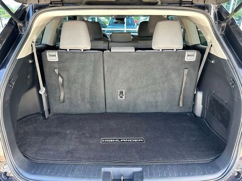 Used 2020 Toyota Highlander L FWD image 15