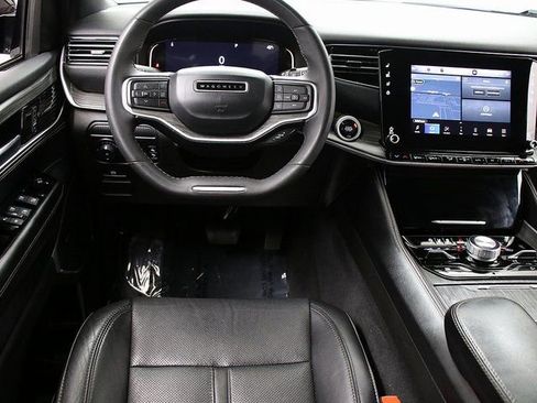 Used 2023 Jeep Wagoneer L Series III w/ Preferred Equipment Group image 15