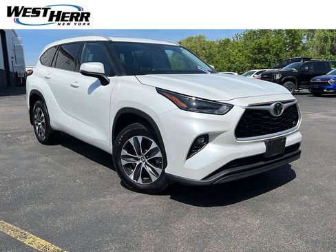 Used 2022 Toyota Highlander XLE AWD/4WD image 1