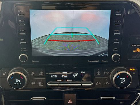 Used 2021 Toyota Highlander XLE image 23