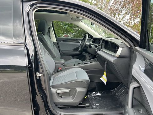 New 2026 Volkswagen Tiguan SE FWD image 42