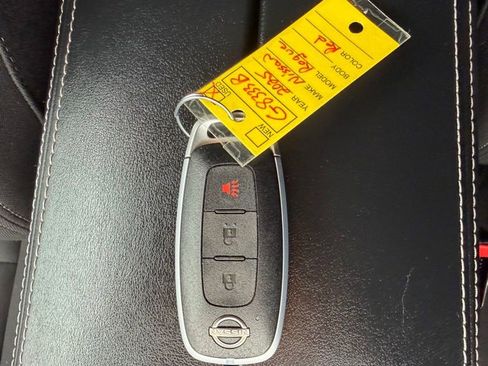 Used 2025 Nissan Rogue S AWD/4WD image 34