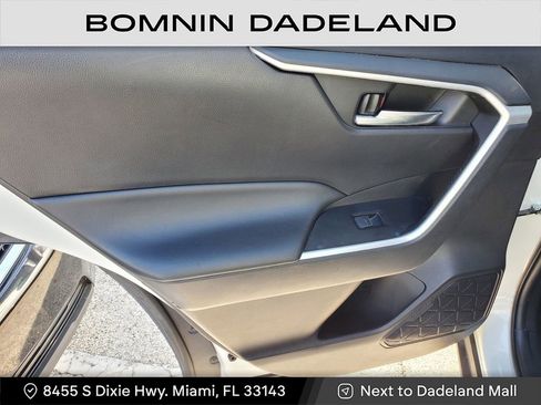 Used 2022 Toyota RAV4 SE image 9