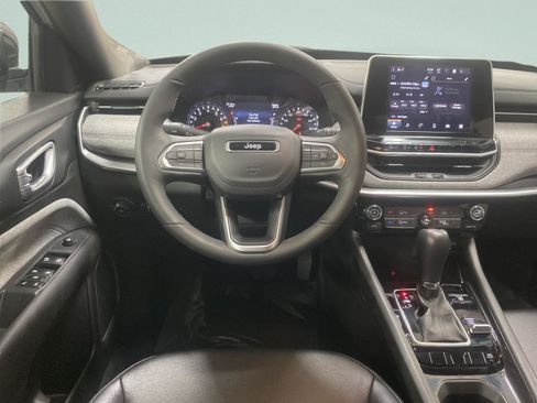 Used 2025 Jeep Compass Latitude AWD/4WD image 16