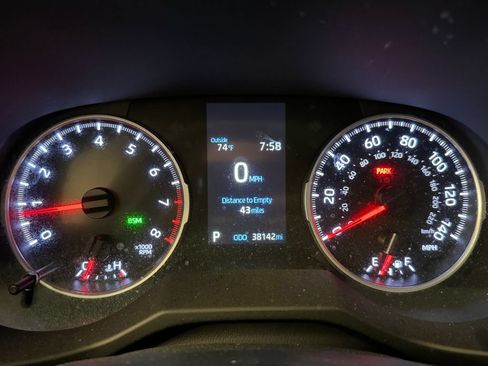 Used 2021 Toyota RAV4 XLE AWD/4WD image 10