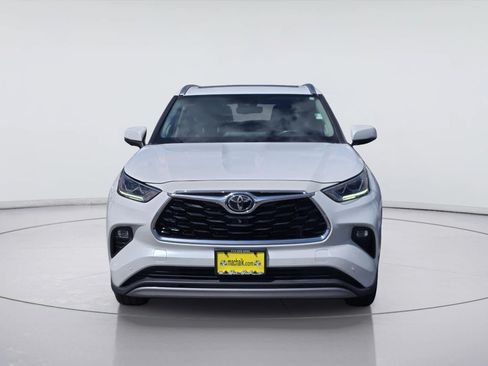 Used 2023 Toyota Highlander Platinum FWD image 2