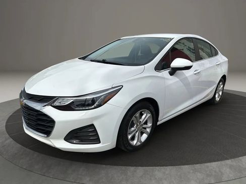 Used 2019 Chevrolet Cruze LT w/ Convenience Package image 1