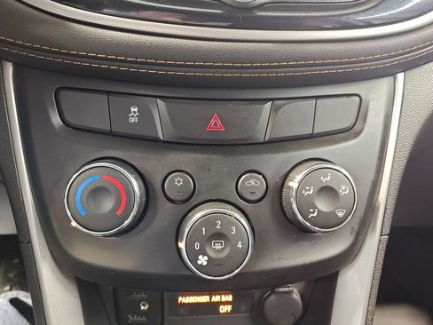 Used 2020 Chevrolet Trax LT w/ LT Convenience Package AWD/4WD image 23