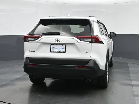 Used 2019 Toyota RAV4 LE FWD image 6