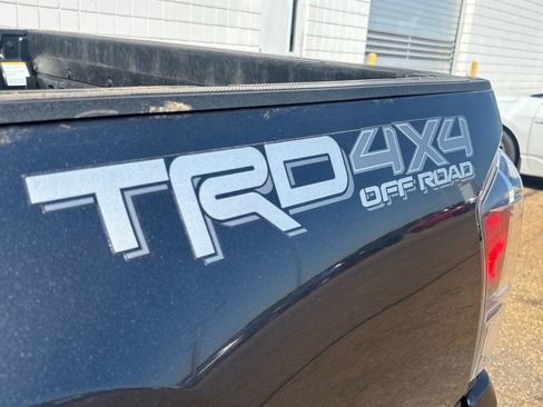 Used 2020 Toyota Tacoma TRD Off-Road w/ Technology Package image 32