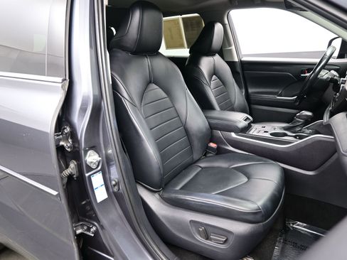Used 2020 Toyota Highlander XLE image 14