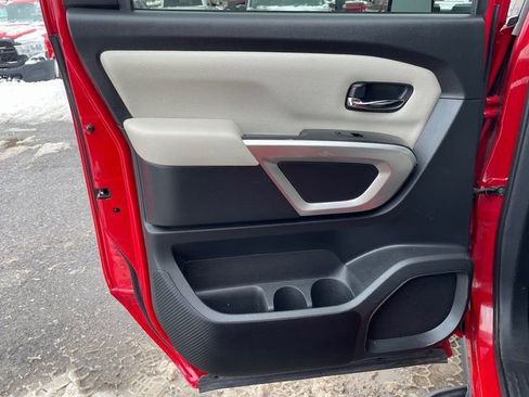 Used 2022 Nissan Titan SV w/ SV Convenience Package image 11