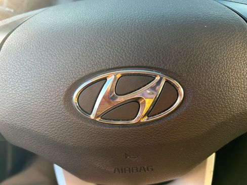 Used 2019 Hyundai Ioniq Plug-In Hybrid image 20