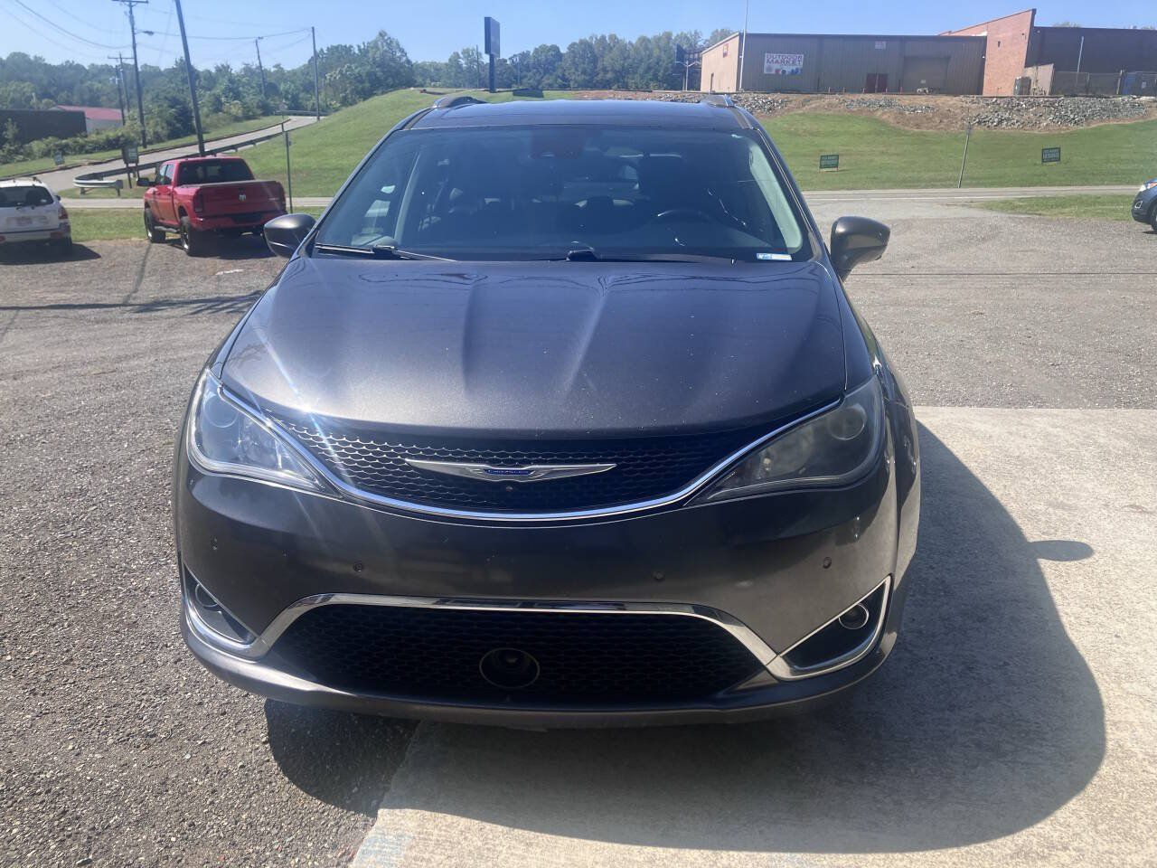 Used 2019 Chrysler Pacifica Touring-L w/ Advanced Safetytec Group FWD image 2