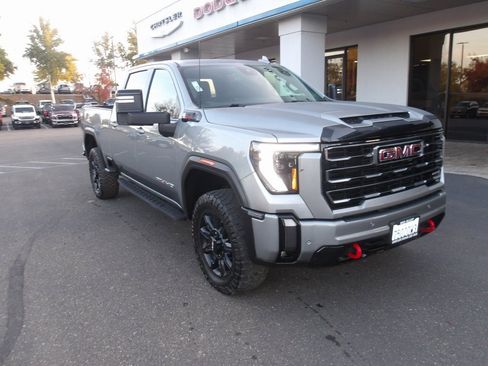 Used 2024 GMC Sierra 2500 AT4 image 2