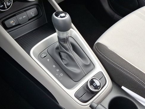 Used 2023 Hyundai Venue SEL image 15