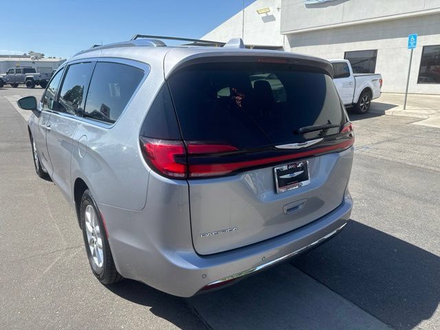 Used 2021 Chrysler Pacifica Touring-L FWD image 3