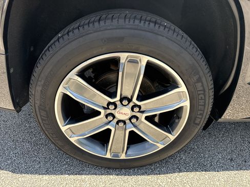 Used 2019 GMC Acadia Denali w/ Technology Package AWD/4WD image 17