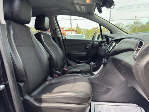 Used 2019 Chevrolet Trax LT w/ LT Convenience Package AWD/4WD image 22