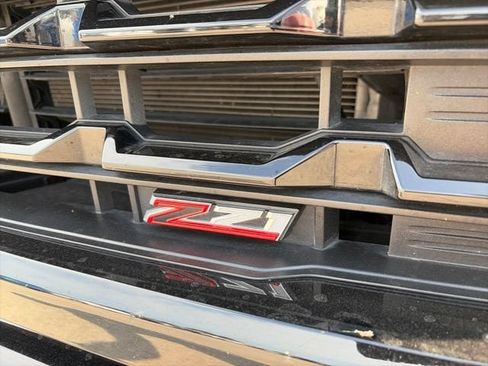 Used 2023 Chevrolet Silverado 1500 LT Trail Boss w/ LPO, Dark Essentials Package AWD/4WD image 7