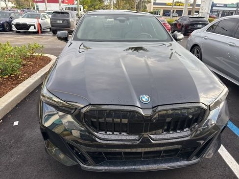 Used 2025 BMW 550e xDrive w/ Executive Package image 6