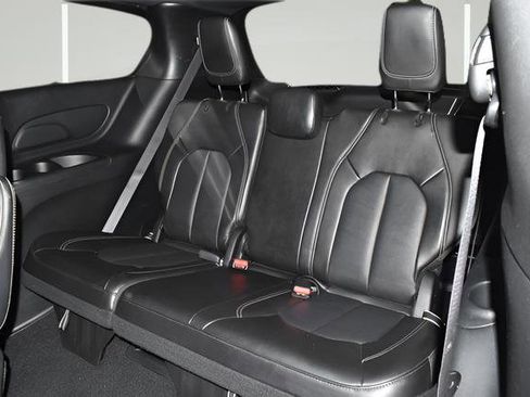 Used 2025 Chrysler Pacifica Select FWD image 32