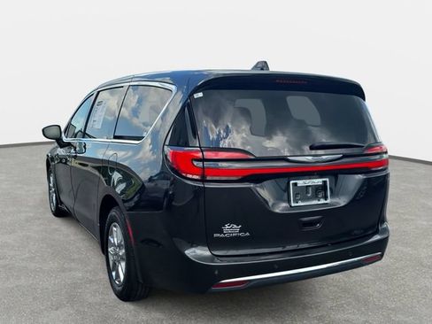 Used 2023 Chrysler Pacifica Touring-L FWD image 7