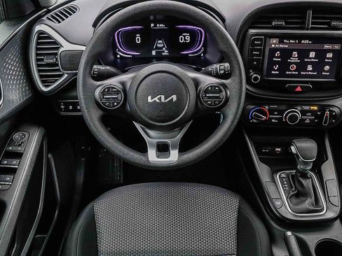 Certified 2025 Kia Soul LX image 17