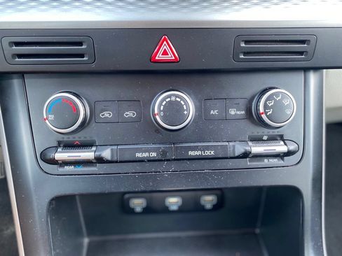 Used 2022 Kia Carnival LX FWD image 8