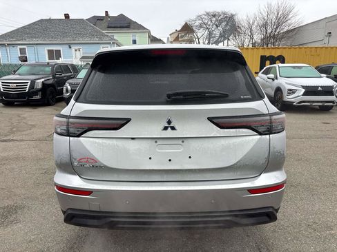 New 2026 Mitsubishi Outlander ES image 2