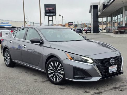 Used 2024 Nissan Altima 2.5 SV FWD image 1