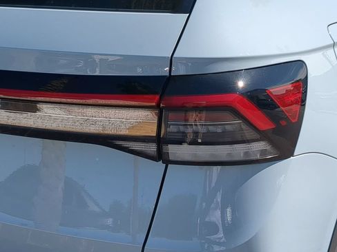 New 2026 Volkswagen Taos SE FWD image 8