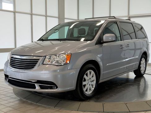 Used 2015 Chrysler Town & Country Touring FWD image 5