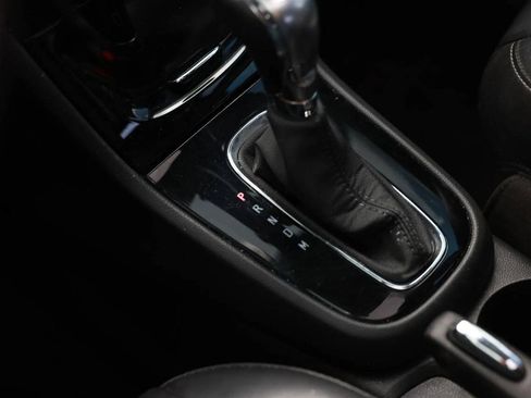 Used 2019 Buick Encore Essence FWD image 18