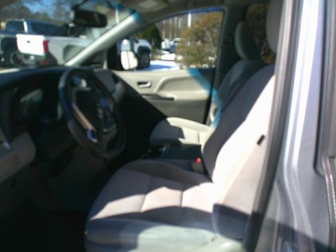 Used 2017 Toyota Sienna LE image 21