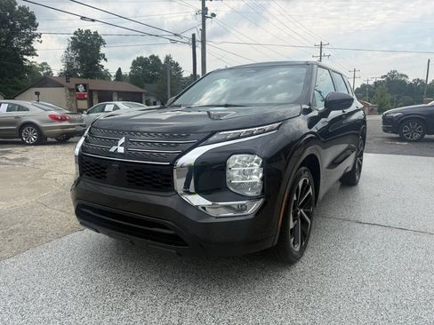 Used 2022 Mitsubishi Outlander ES AWD/4WD image 2