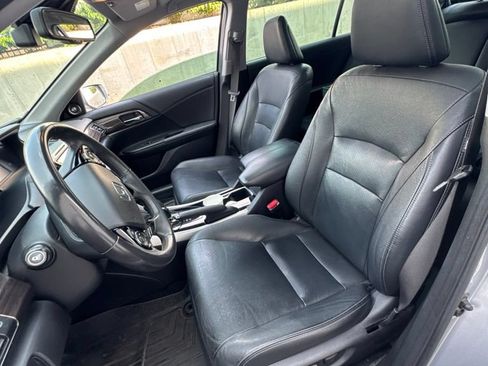 Used 2017 Honda Accord Touring image 6