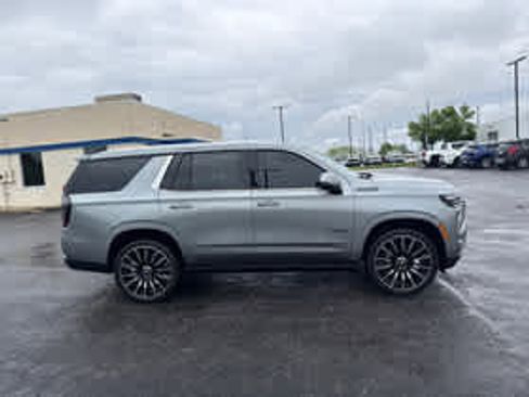 Used 2025 Chevrolet Tahoe High Country AWD/4WD image 3