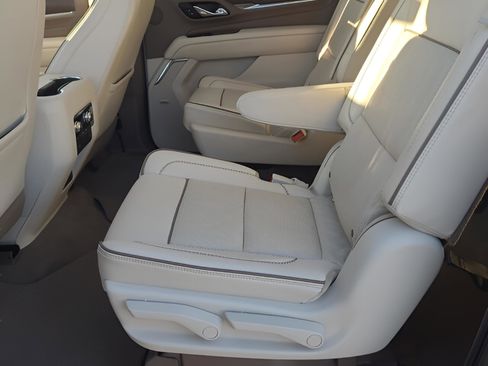 Used 2021 GMC Yukon XL Denali w/ Denali Premium Package image 12