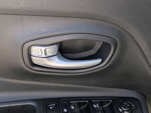 Used 2023 Jeep Renegade Latitude AWD/4WD image 12