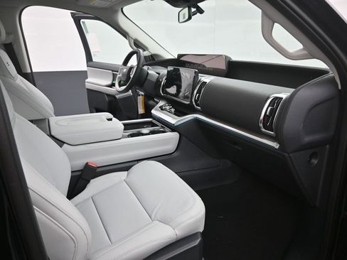 New 2025 Ford Expedition Platinum w/ Driver's Package image 26