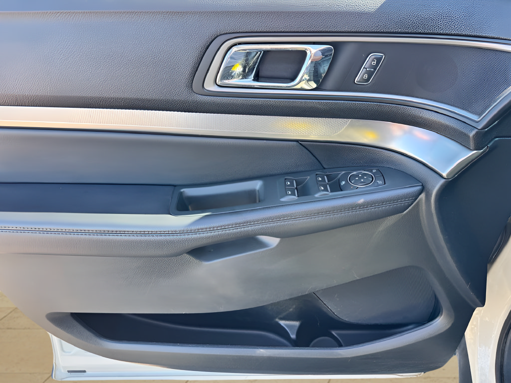 Used 2018 Ford Explorer XLT w/ Equipment Group 202A FWD image 25
