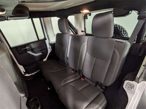 Used 2015 Jeep Wrangler Unlimited Rubicon w/ Connectivity Group image 22