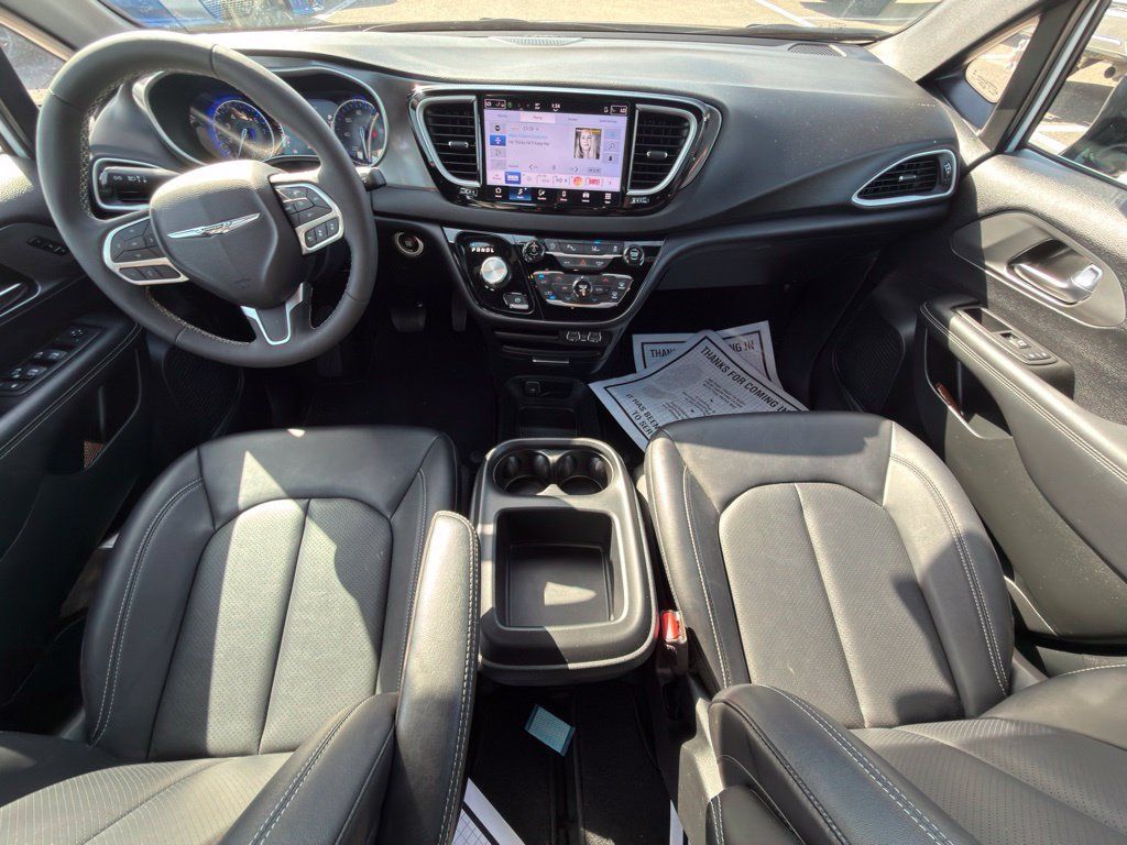 Used 2025 Chrysler Pacifica Select FWD image 8