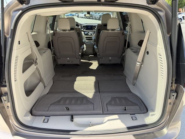 Used 2018 Chrysler Pacifica Touring-L Plus FWD image 12
